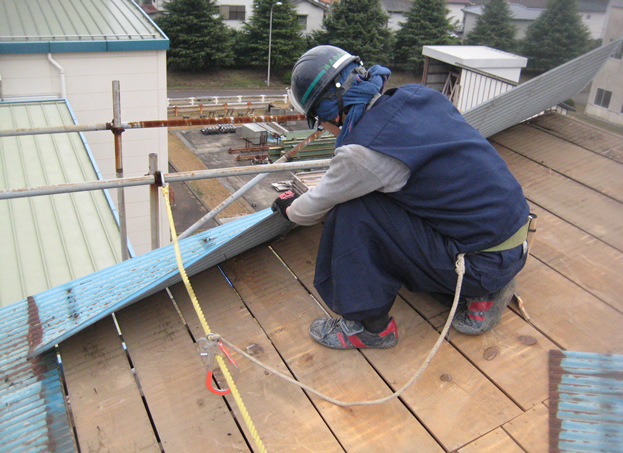 屋根補修のための解体作業